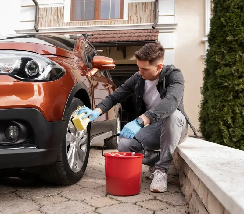 Lavage auto à domicile Saint-Jean-Mirabel : professionnel intervenant sur un véhicule